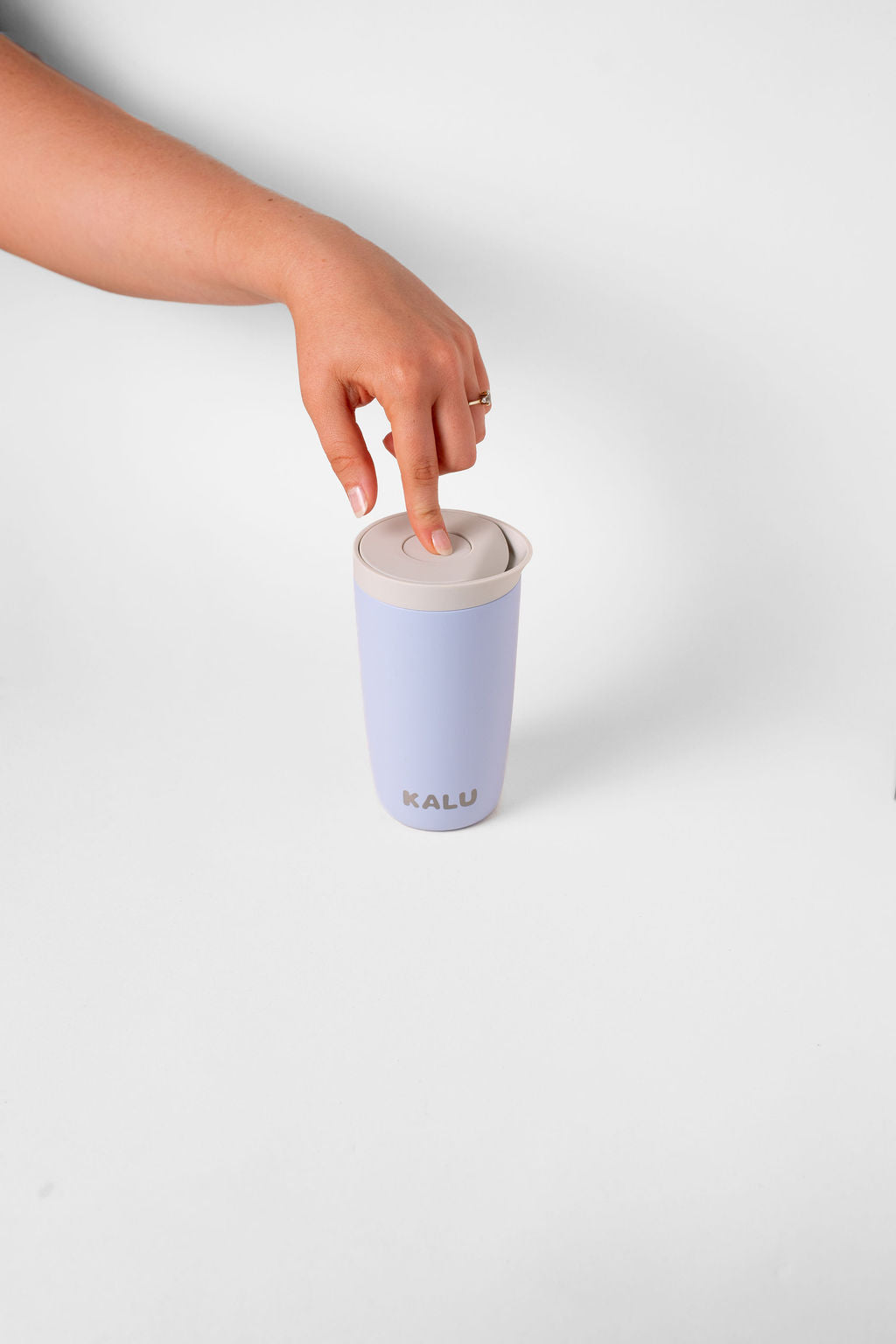 KALU Coastal Blue travel cup - one-click leak-proof lid open